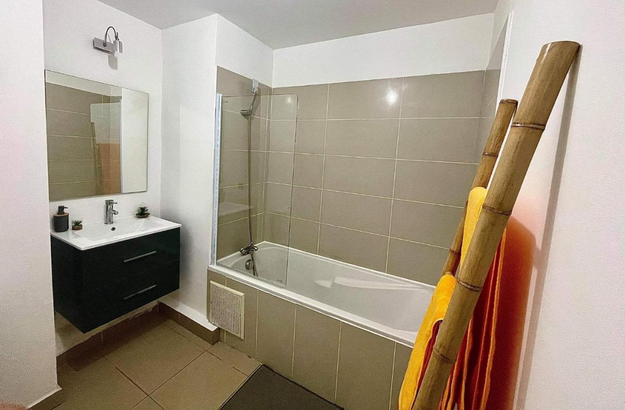 Apartament Entierement Equipe, Climatise, Wifi, Au Dernier Etage Sans Vis A Vis Saint-Denis Zewnętrze zdjęcie